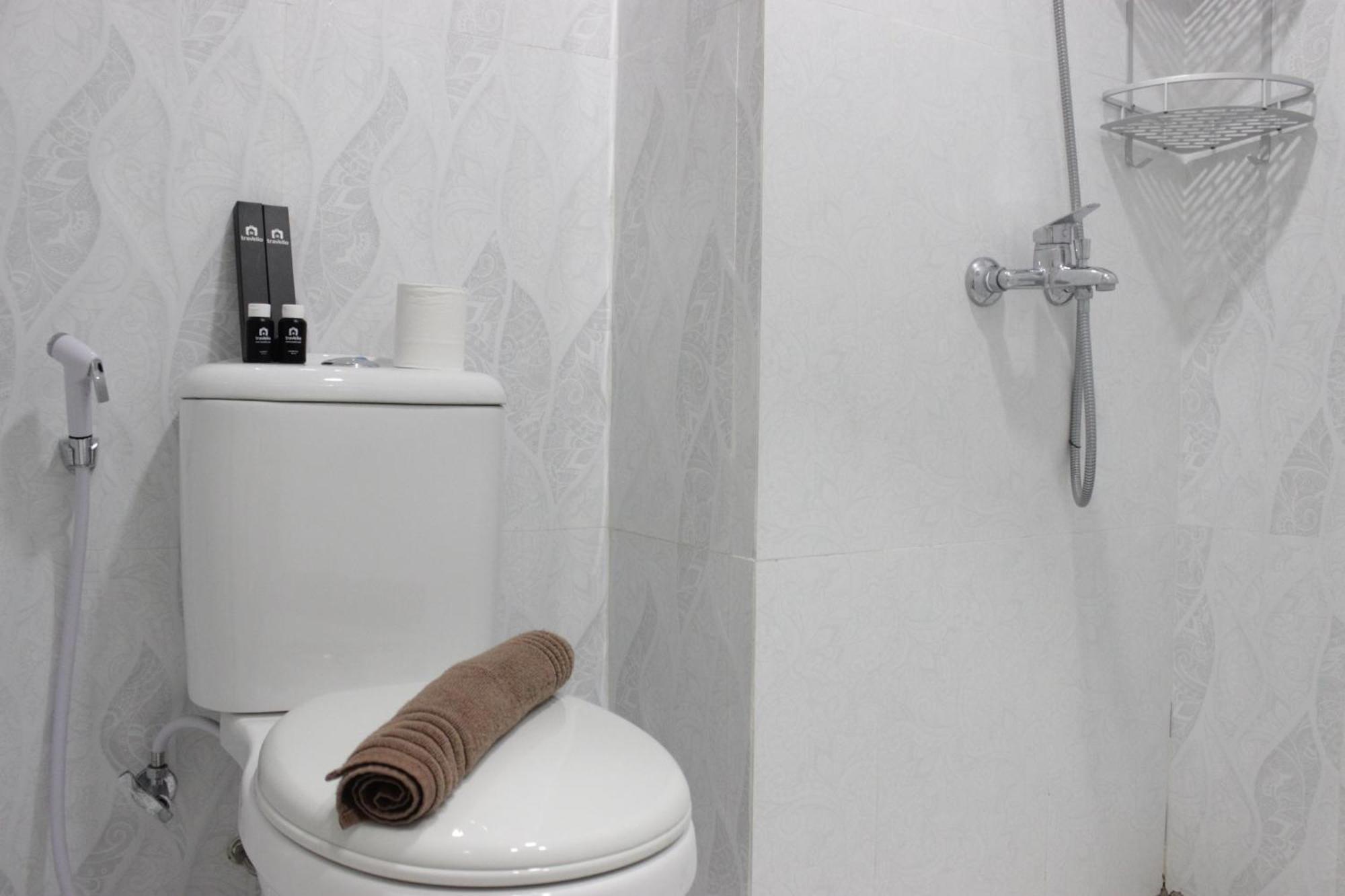 Modern Look At Grand Afrika By Travelio Apartemen